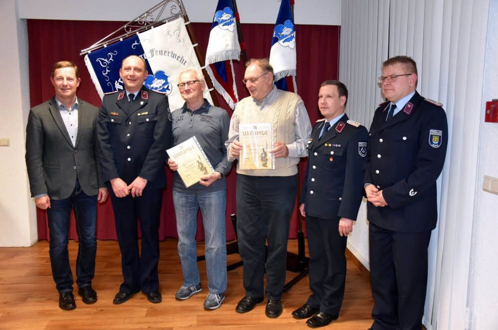 Klaus Marquardt (3.v.l.) und Reinhold Wolter erhielten für 60 Jahre Mitarbeit bei der Elsteraner Feuerwehr die Anstecknadel der Stufe VI.