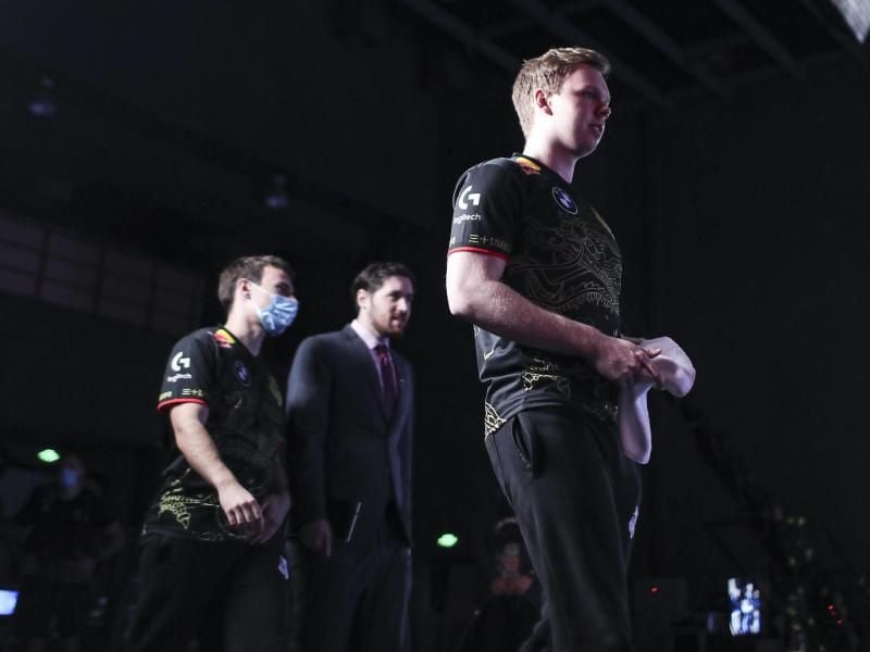 Auf dem Heimweg: Nach einer herben Niederlage gegen Damwon Gaming ist G2 Esports aus der League-of-Legends-Weltmeisterschaft ausgeschieden. Foto: Riot Games/dpa