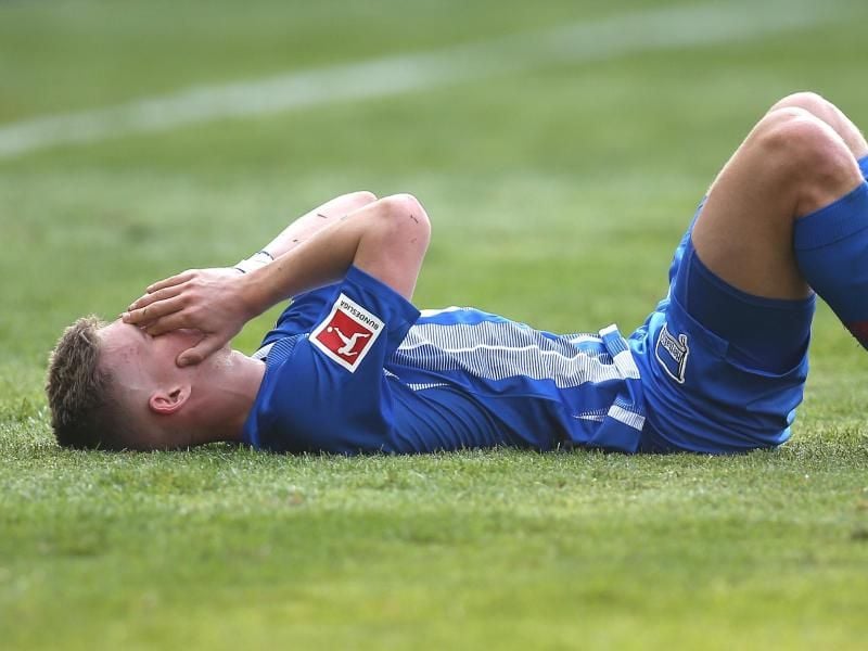 Hertha-Spieler Maximilian Mittelstädt liegt nach dem Abpfiff frustriert auf dem Spielfeld. Foto: Andreas Gora