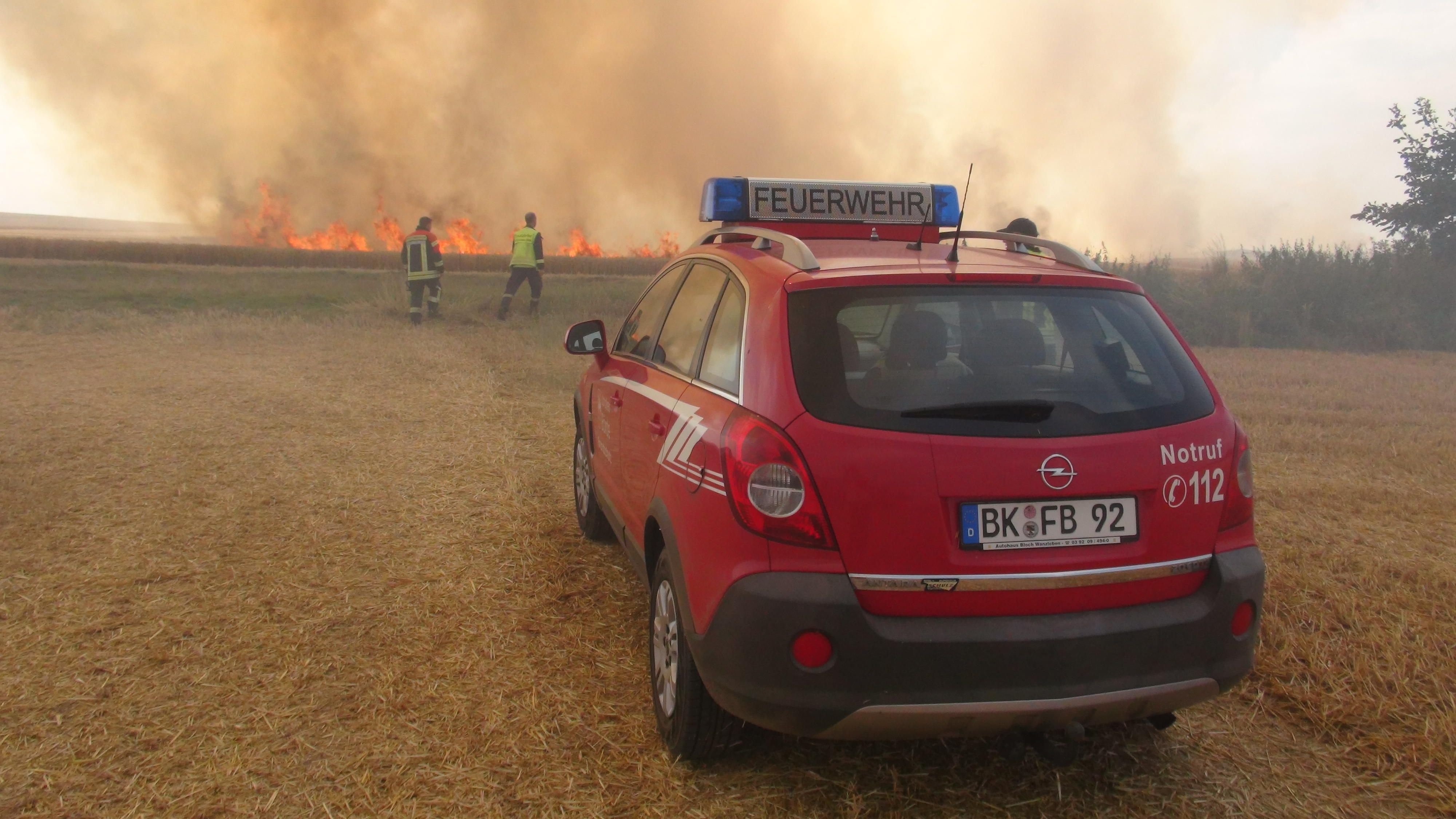 Bei dem Großbrand musste mindestens ein Feuerwehrmann ärztlich behandelt werden.