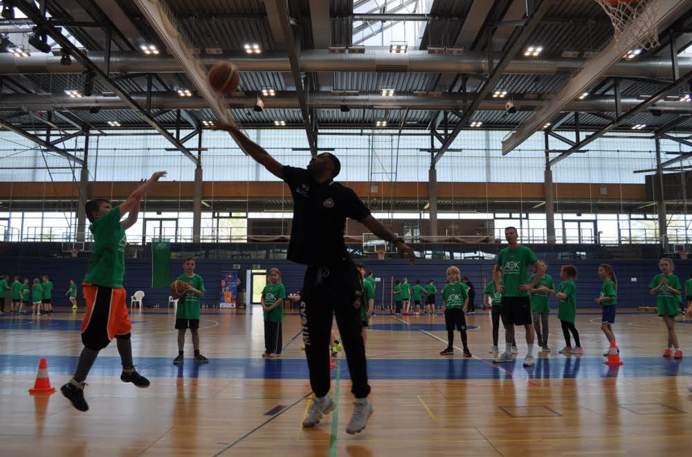 Beim Jugendcamp des Mitteldeutschen Basketballclubs streckt sich Adika Peter-McNeilly mit ganzer Kraft, um den Ball zu kriegen.