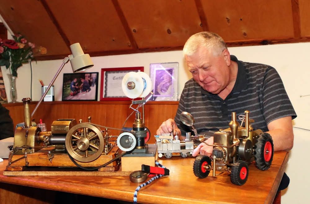 Erich Beyer an einem seiner Arbeitsplätze, wo er aus alten Konservendosen und Metallabfällen Motoren und Maschinen baut.