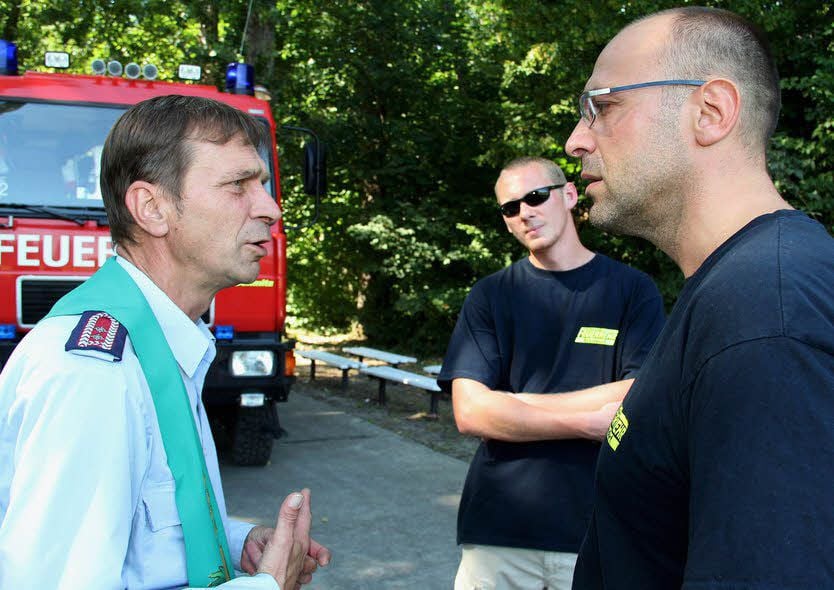 Michael Bertling (von links) im Gespräch mit Dominik Bernd und Biendorfs Wehrleiter Jens Hartmann.