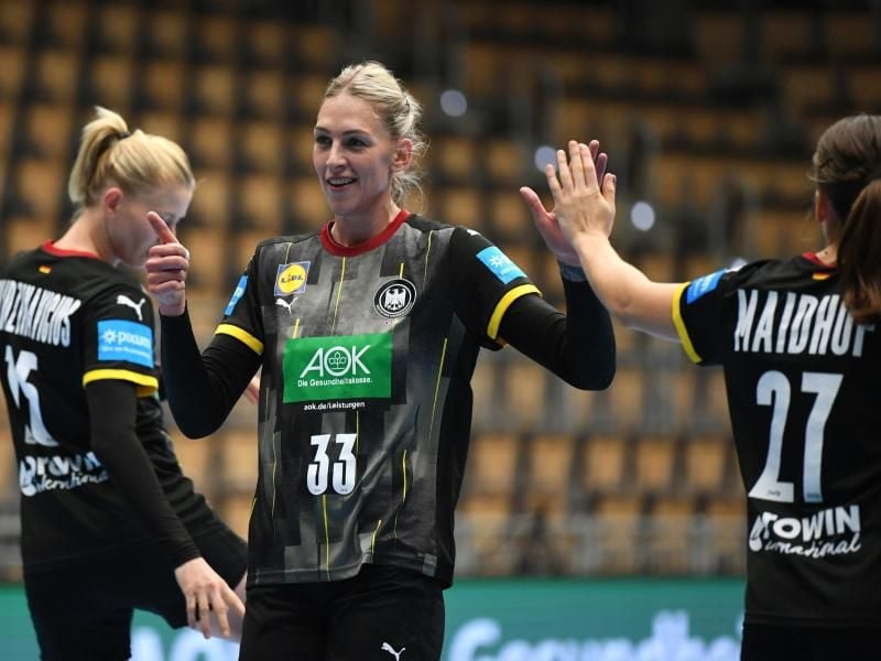 Handballerin Luisa Schulze (M.) jubelt mit Julia Maidhof (r) und Kim Naidzinavicius. Foto: Carmen Jaspersen/dpa