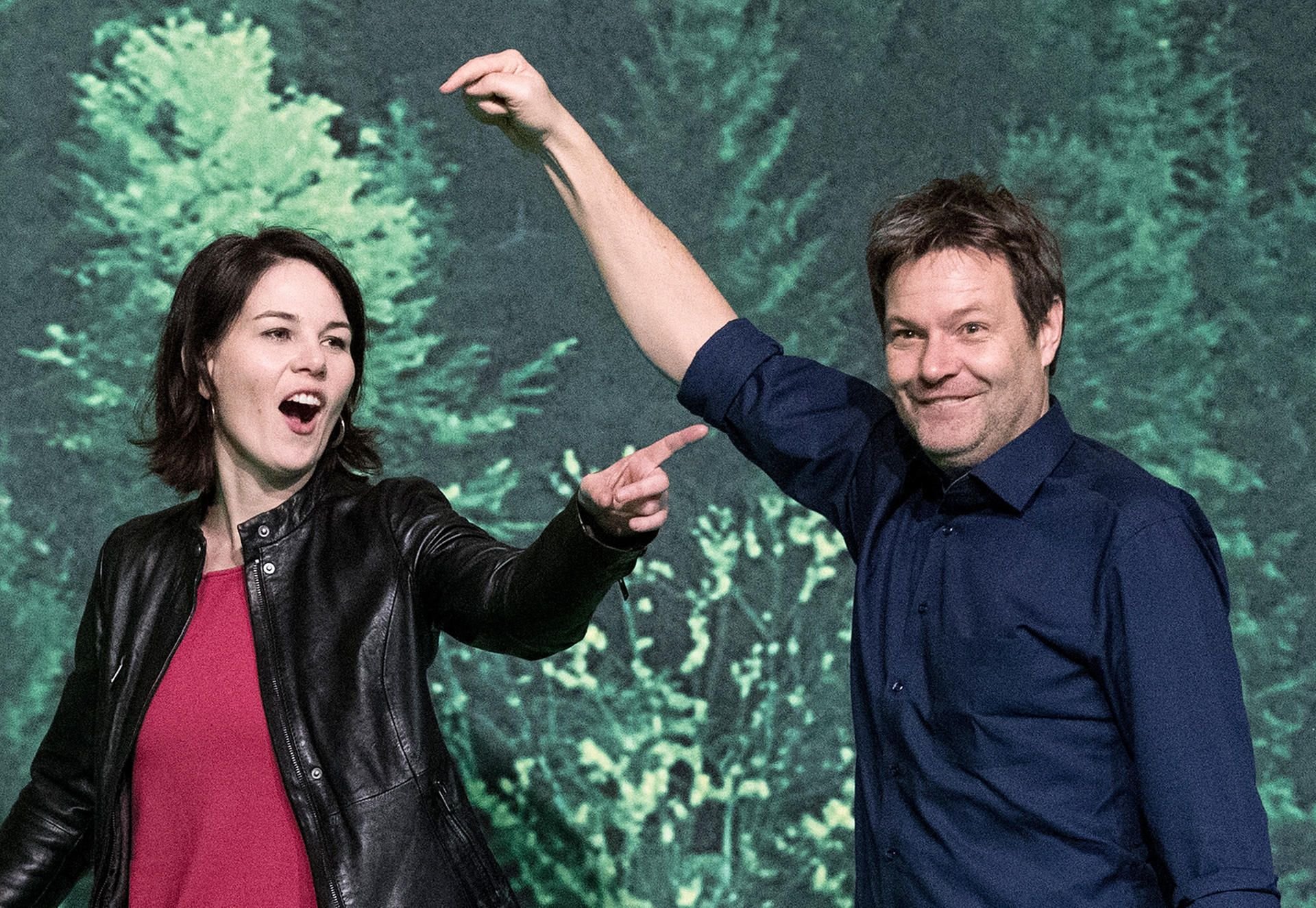 Die neuen Bundesvorsitzenden Robert Habeck (r) und Annalena Baerbock gehen am 27.01.2018 bei der außerordentlichen Bundesdelegiertenkonferenz von Bündnis 90/Die Grünen in Hannover (Niedersachsen) auf die Bühne.