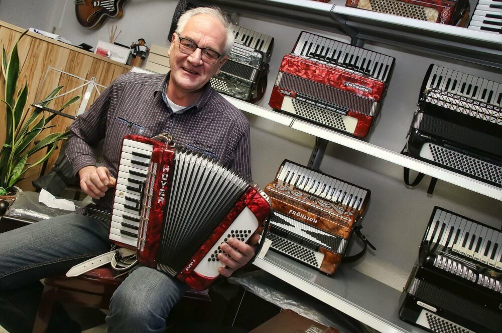 Uwe Arndt mit einem seiner „Pfleglinge“. Der Bornstedter ist Instrumentenbauer von Beruf.