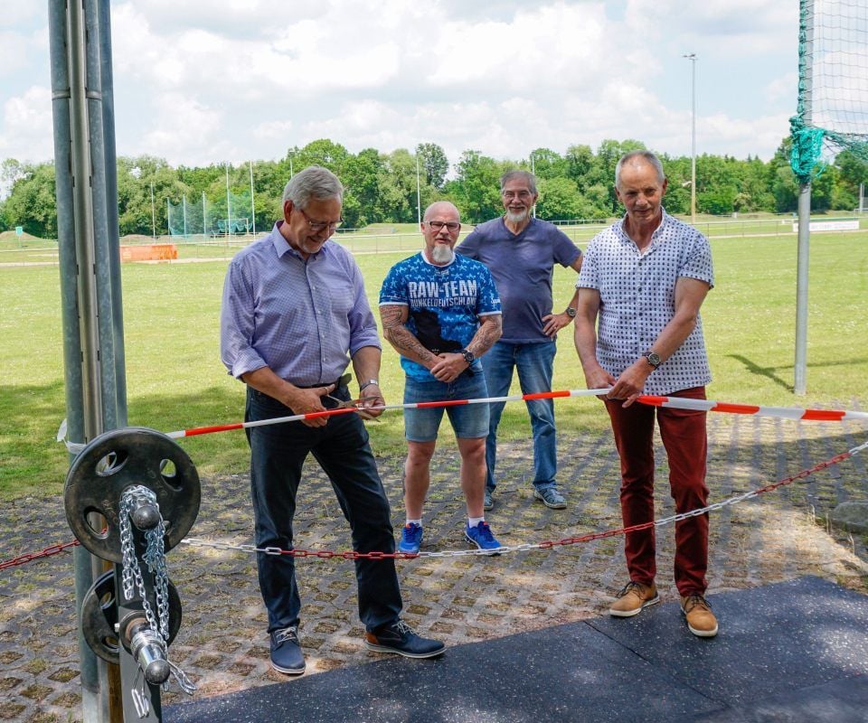 Oberbürgermeister Bernd Hauschild (SPD), SV 09-Vorsitzender Steffen Reisbach, Schatzmeister Edwin Urban und Basis gGmbH-Geschäftsführer Frank Junkert (von links) bei der Eröffnung des „Corona-Parks“ am Montag