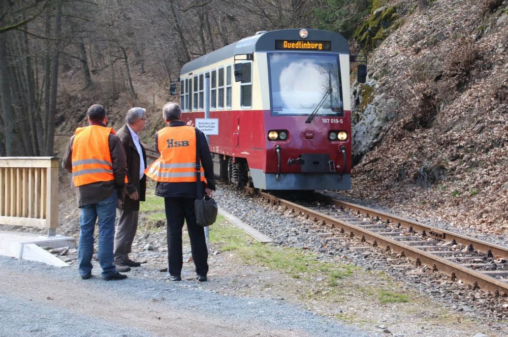 Noch ist das Betreten der Bahnanlage in vam Zugang zum Friedenstal untersagt. Die Verbotsschilder der HSB sollen jedoch bald Andreaskreuzen weichen.
