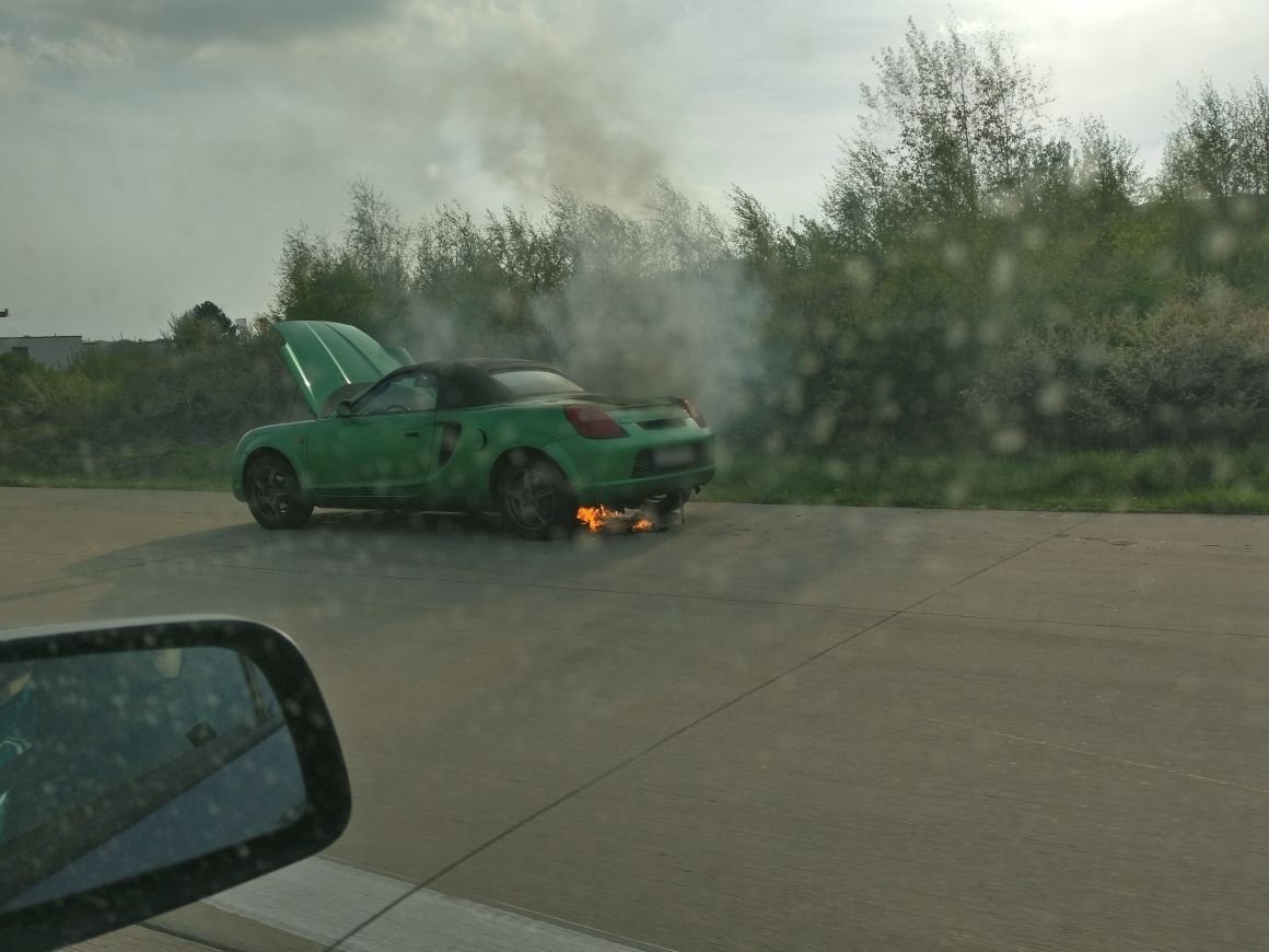 Der Sportwagen brannte am Montag gegen 18 Uhr auf der A9 vor Halle.