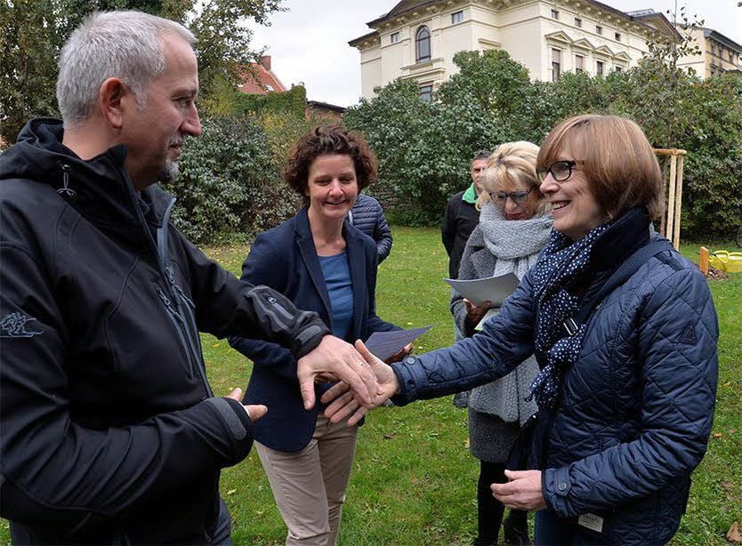 Mit einem Handschlag besiegelt.