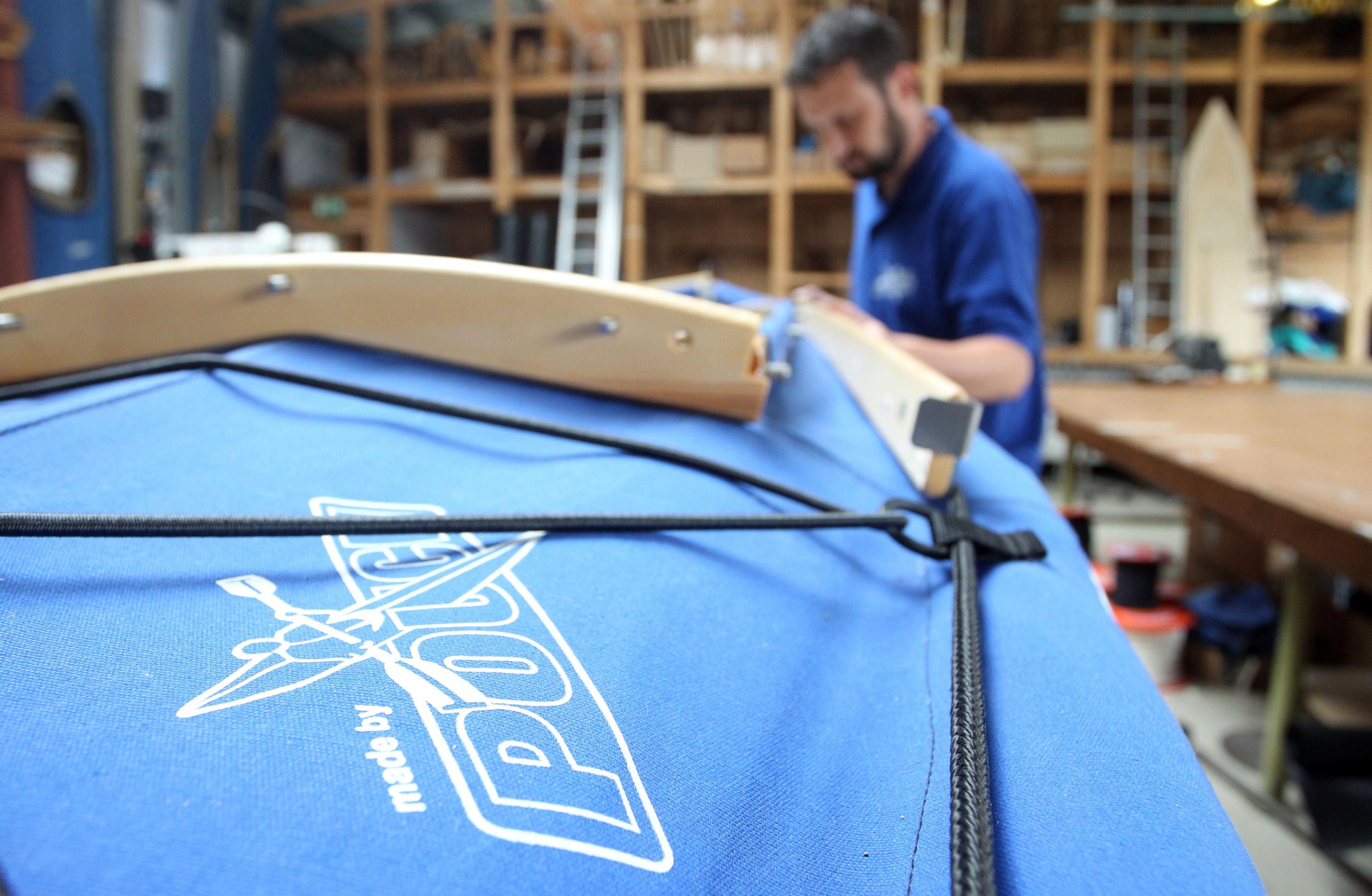 Ein Mitarbeiter der Poucher Faltboot GmbH