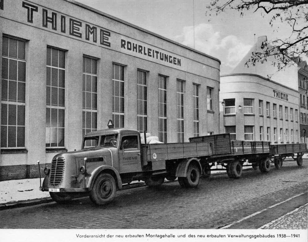 Vorderansicht der neu erbauten Montagehalle und des neuen Verwaltungsgebäudes 1941.