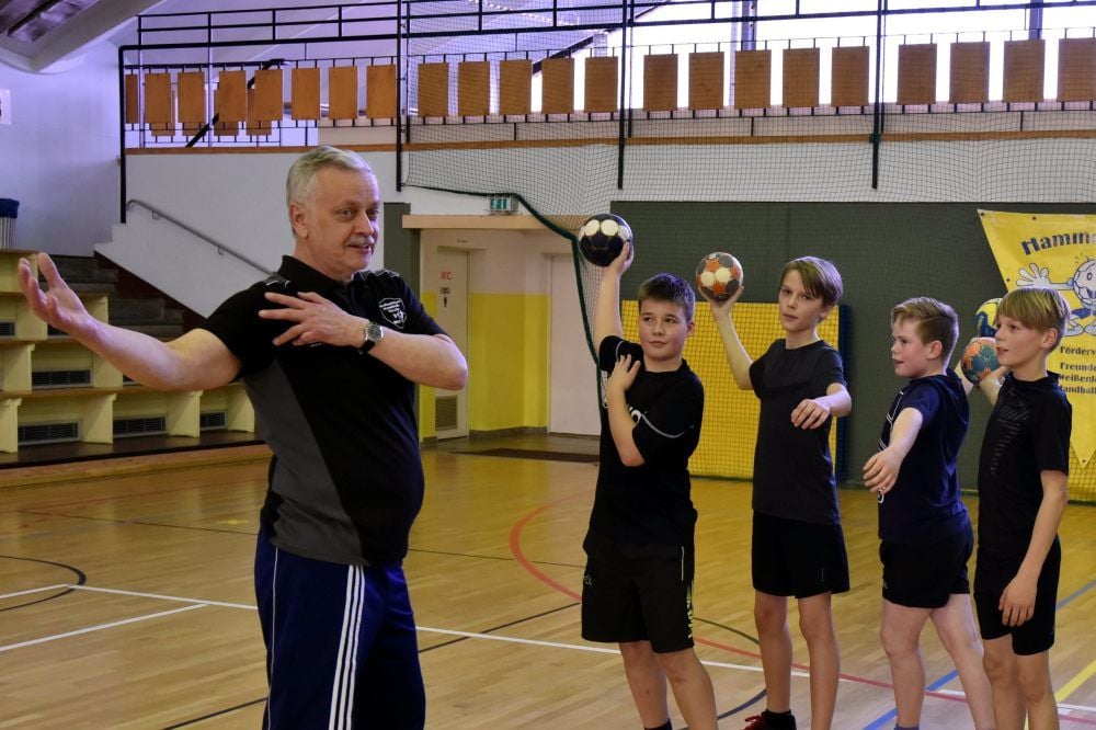 Seit 46 Jahren trainiert Jürgen Rosenheinrich diverse Mannschaften des Weißenfelser Handballvereins. Zurzeit auch die D-Jugend.