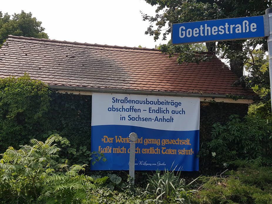 Der Ausbau der Goethestraße sorgt für Ärger unter den Anwohnern. Sie haben sogar Banner gemacht.