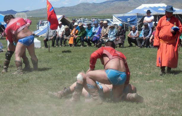 Neben Pferderennen gehören Bogenschießen und Ringen zu jedem Naadam-Fest, das es in den Provinzen ebenso gibt wie in der Hauptstadt Ulan Bator. Ringer haben in der Mongolei einen ähnlichen Status wie Fußballer in Deutschland.