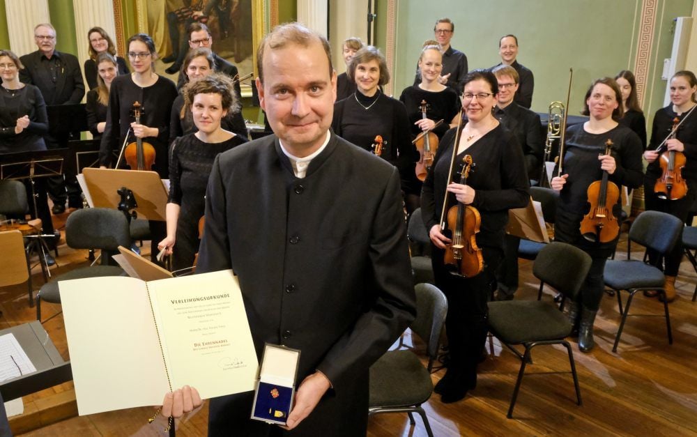 Orchesterleiter Volker Thäle hat erst mitten im Konzert von seiner Auszeichnung erfahren.