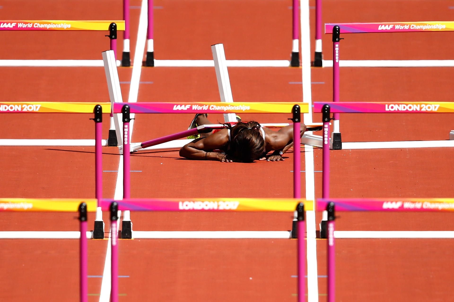 Deborah John stürzte über die 100 Meter-Hürden schwer.