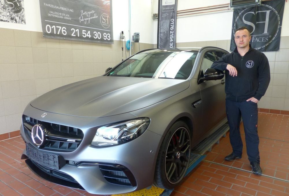 Martin Witkowski mit einem Mercedes V8 Biturbo, dessen Pflege gerade abgeschlossen wurde.