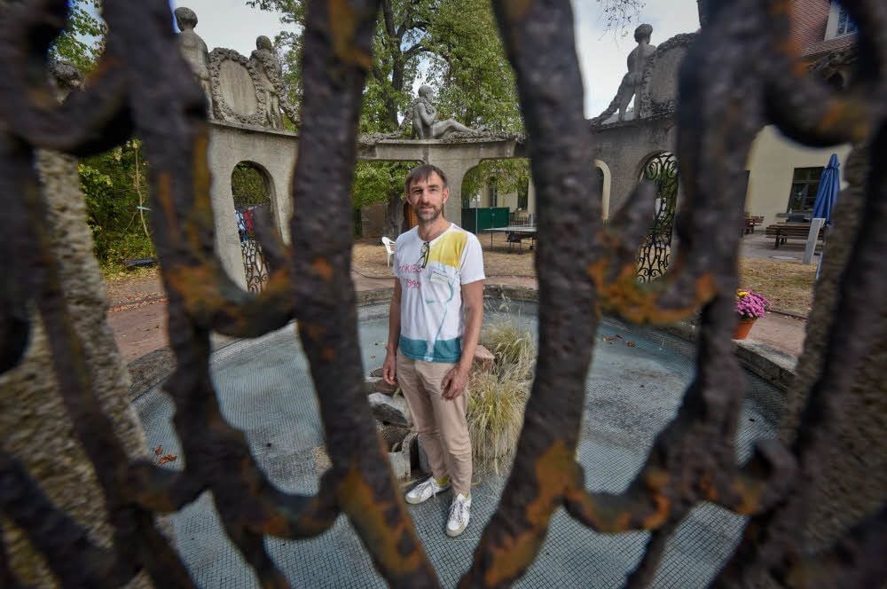 Halles einziger erhaltener Jugendstilbrunnen weist starke Schäden auf. Diakonie-Sprecher Udo Israel engagiert sich für die Rettung des Brunnens.