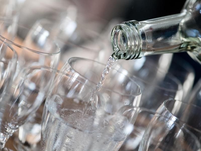 Forscher des Kompetenzzentrums Mineral- und Heilwasser haben sich mit der Frage beschäftigt, ob Mineralwasser wirlich besser ist, als normales Leitungswasser. Foto: Matthias Balk
