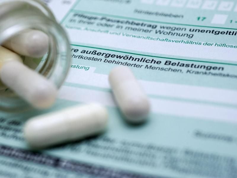 Wer die Kosten für eine Krankheit selbst übernimmt, sollte sie steuerlich geltend machen. Bald könnte sogar der Abzug des Eigenanteils entfallen. Foto: Andrea Warnecke