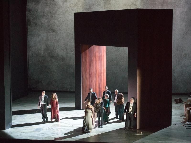 Das Ensemble der Oper „The Exterminating Angel” bei einer Fotoprobe auf der Bühne in Salzburg. Foto: Monika Rittershaus/Salzburger Festspiele