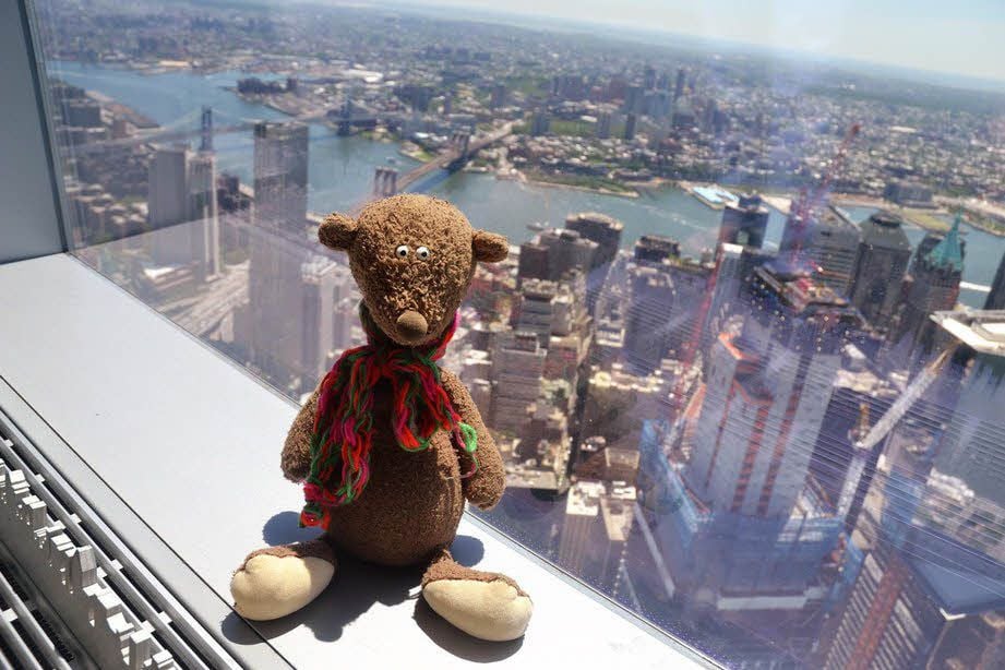Ach Goood, das Reisemaskottchen des gebürtigen Merseburgers Ole Pankow auf dem Dach von New York, dem neuen Gebäude des World Trade Center.