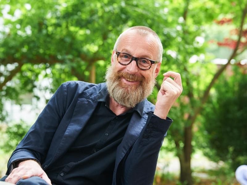 Schulleiter Holger Zebu Kluth im Garten der Ernst-Busch-Schule in Berlin. Foto: Annette Riedl