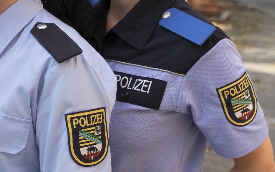 Äußerlich sind Hilfspolizisten kaum von ihren Kollegen zu unterscheiden. Nur das hellblaue Schulterstück deutet darauf hin.