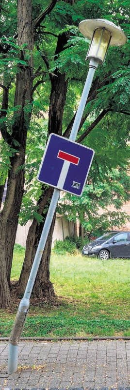 Eine der abgeknickten Laternen in der Merseburger Wagnerstraße.