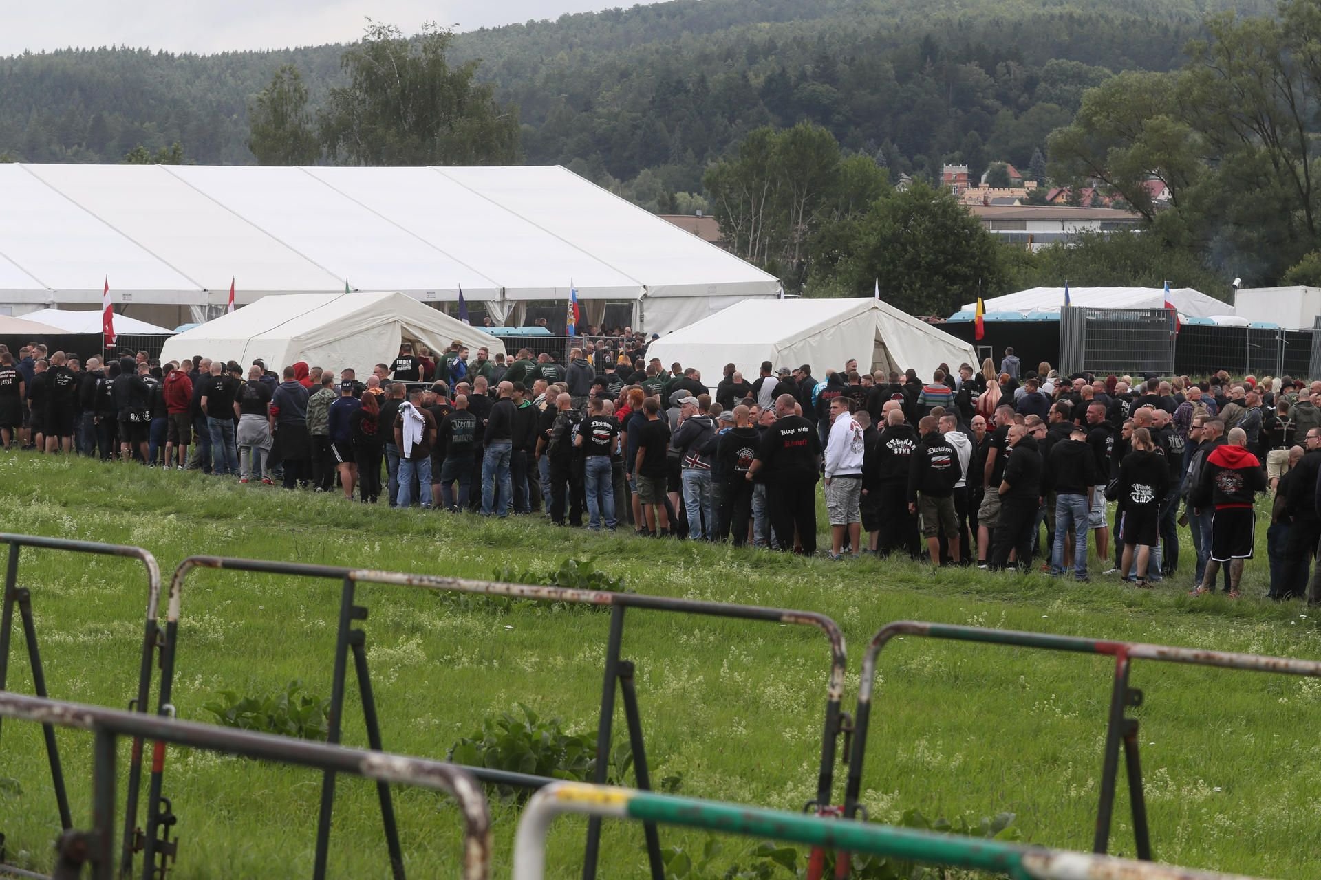 Die ersten Konzertbesucher in Themar. 5000 werden erwartet.