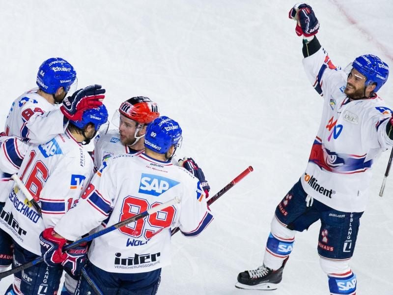Die Adler Mannheim feiern den Einzug ins DEL-Finale. Foto: Rolf Vennenbernd