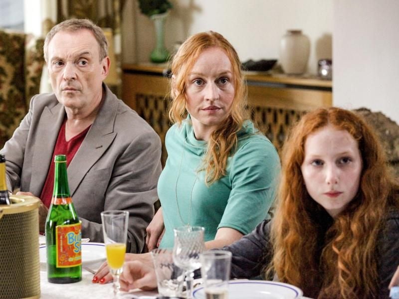 Hubert (Josef Hader) und Helga (Brigitte Hobmeier) mit Töchterchen Kathi (Tamara Hollosy). Foto: SWR/ORF/Stefan Haring