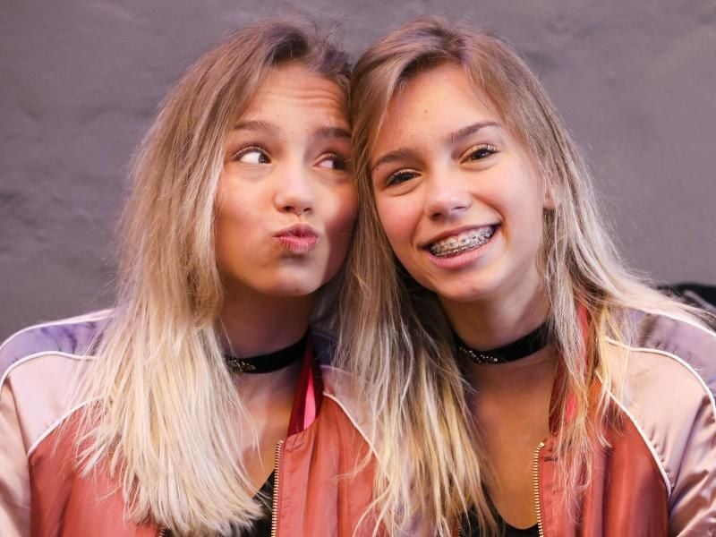 Die Musical.ly- und Social-Media-Stars Lisa und Lena (r) kann man sich bald an die Wand hängen. Foto: Christian Charisius