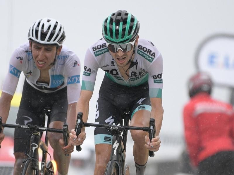 Emanuel Buchmann (r) vom Team Bora-Hansgrohe fährt vor dem Kolumbianer Egan Bernal. Foto: Yorick Jansens/BELGA