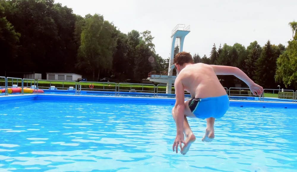 Übersichtlicher Badespaß im Weißenfelser Freibad. Das durchwachsene Wetter vermieste so mancher Wasserratte den Sprung ins Nass.