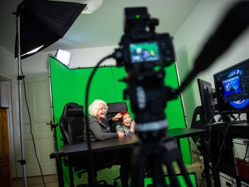 Evelyn Gundlach (r) und Ursula Cezanne (l) spielen an der Nintendo Switch ein Videospiel. Foto: Arne Immanuel Bänsch