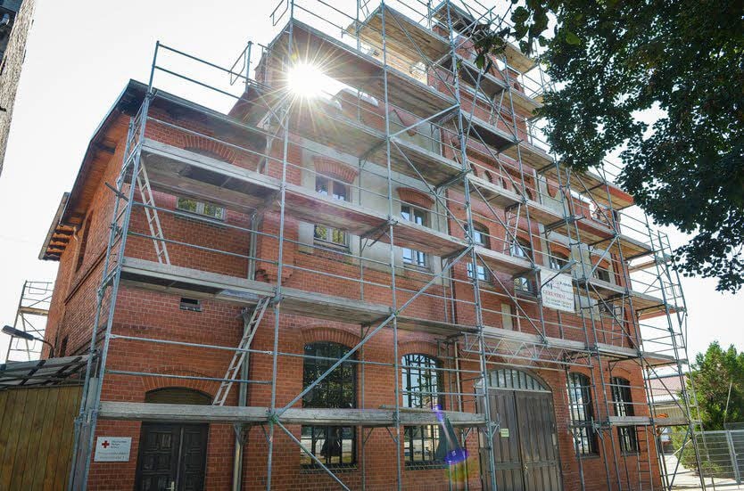 Das alte E-Werk in Aken mit neuen Fenstern.