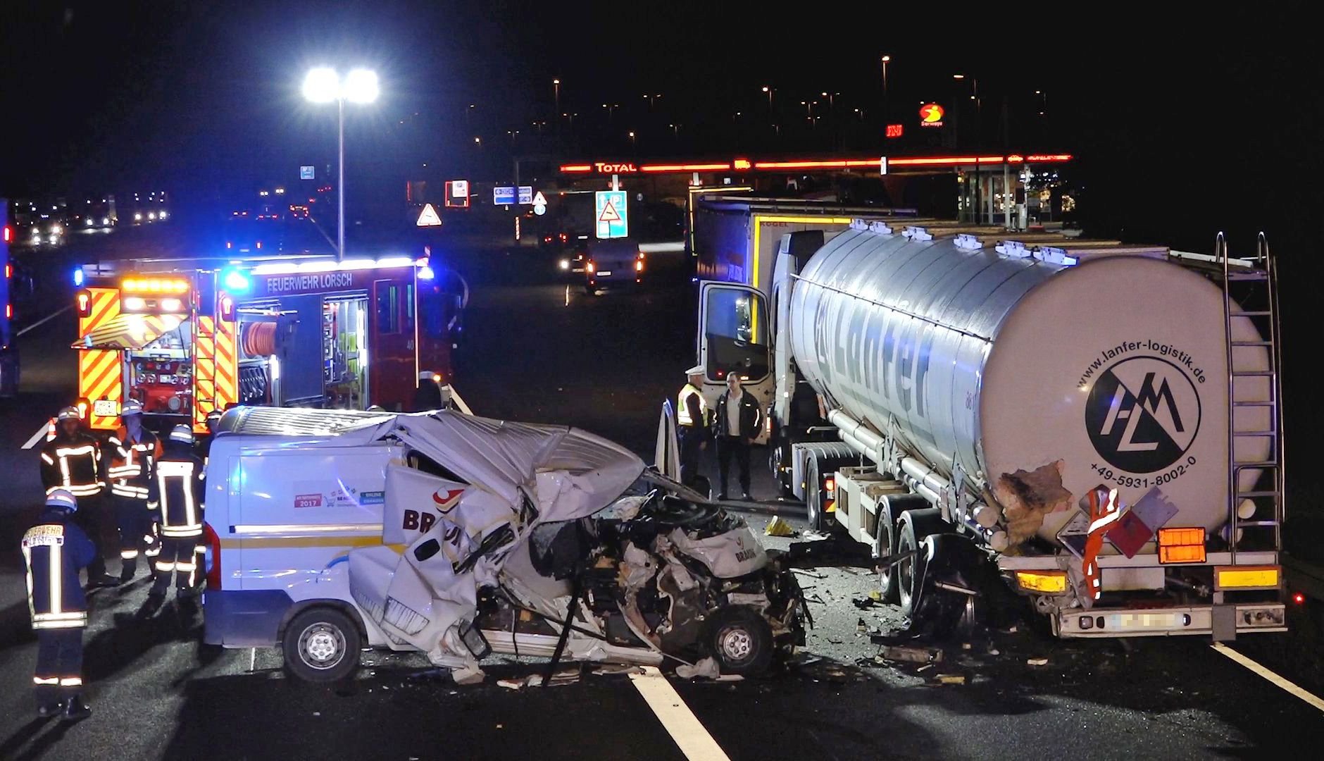 Schwer beschädigt ist ein Kleintransporter (l), nachdem er auf einer Rastanlage an der A67 bei Lorsch (Hessen) auf einen Gefahrgut-Laster (r) geprallt war.