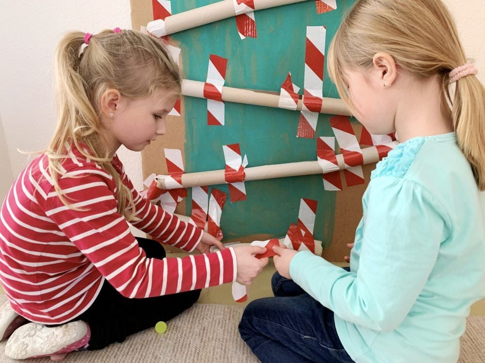 Marie Langer (links) und Josephin Richter reparieren die selbstgebaute Murmelbahn. Seitdem Projekt „Spielzeugfreier Kindergarten“ in ihrer Kindertagesstätte „Abenteuerland“ in Annaburg spielen sie und ihre Freunde gerne mit anderen Materialien.