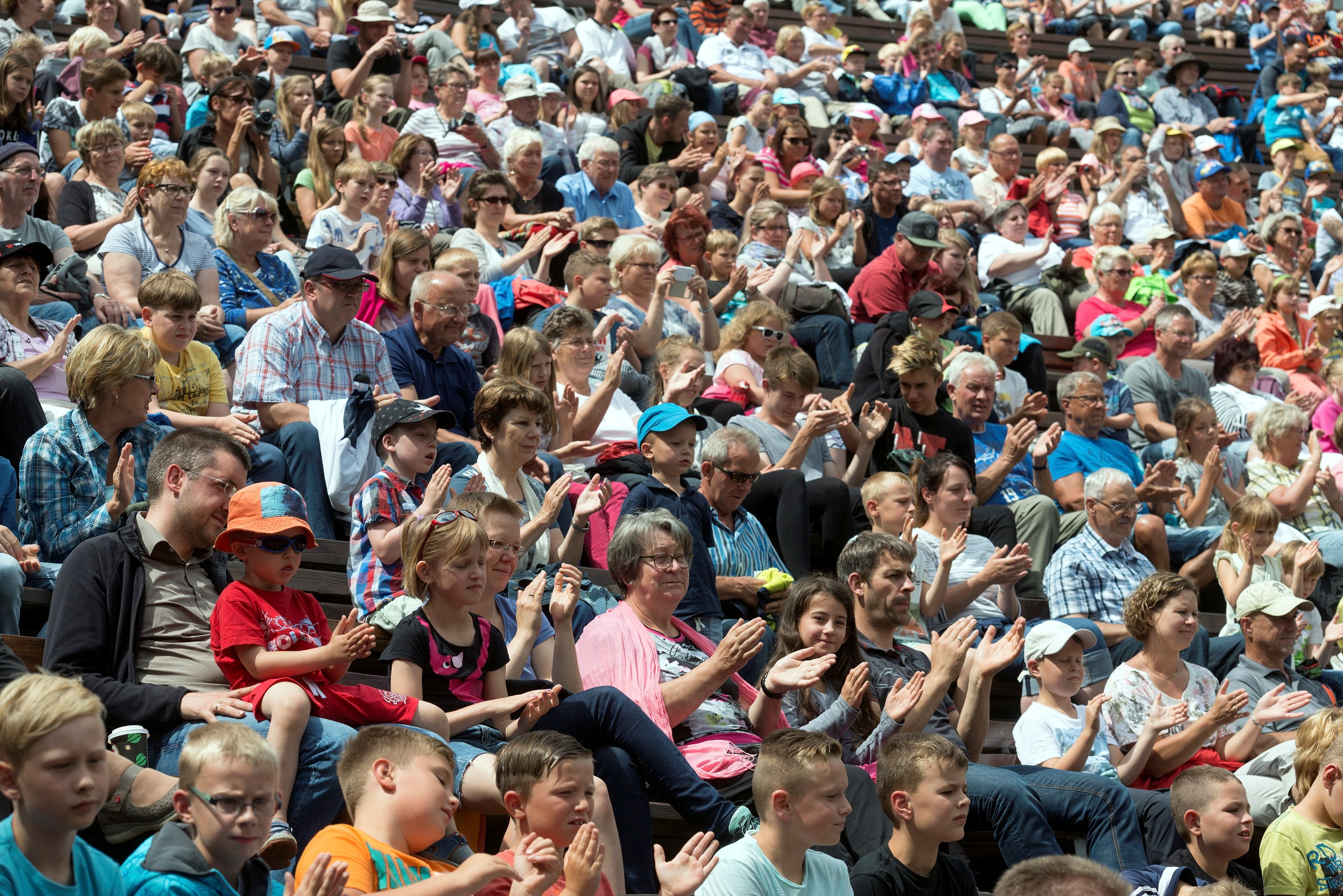 Beim Kindertheater sind die Zuschauerreihen im Bergtheater Thale gut gefüllt.