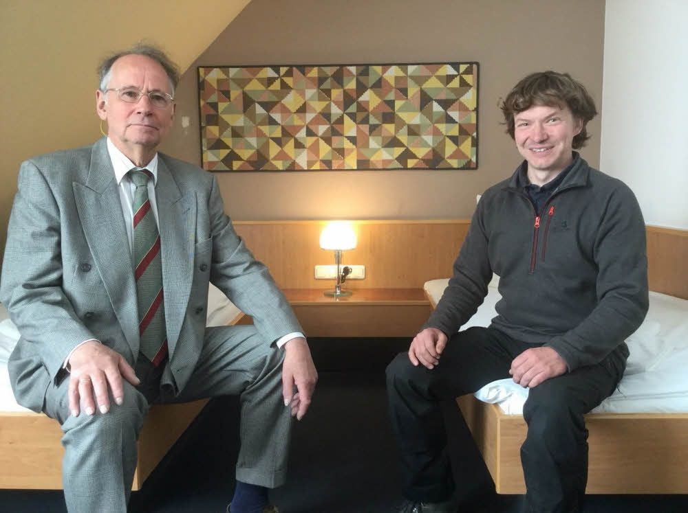 Ulrich Heilmann (l.) hat die City-Pension von Lars Dähne übernommen und sie auf das Thema Bauhaus ausgerichtet.