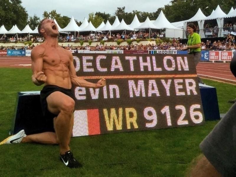 Kevin Mayer bejubelt seinen neuen Zehnkampf-Weltrekord. Foto: @ffathletisme/Europa Press