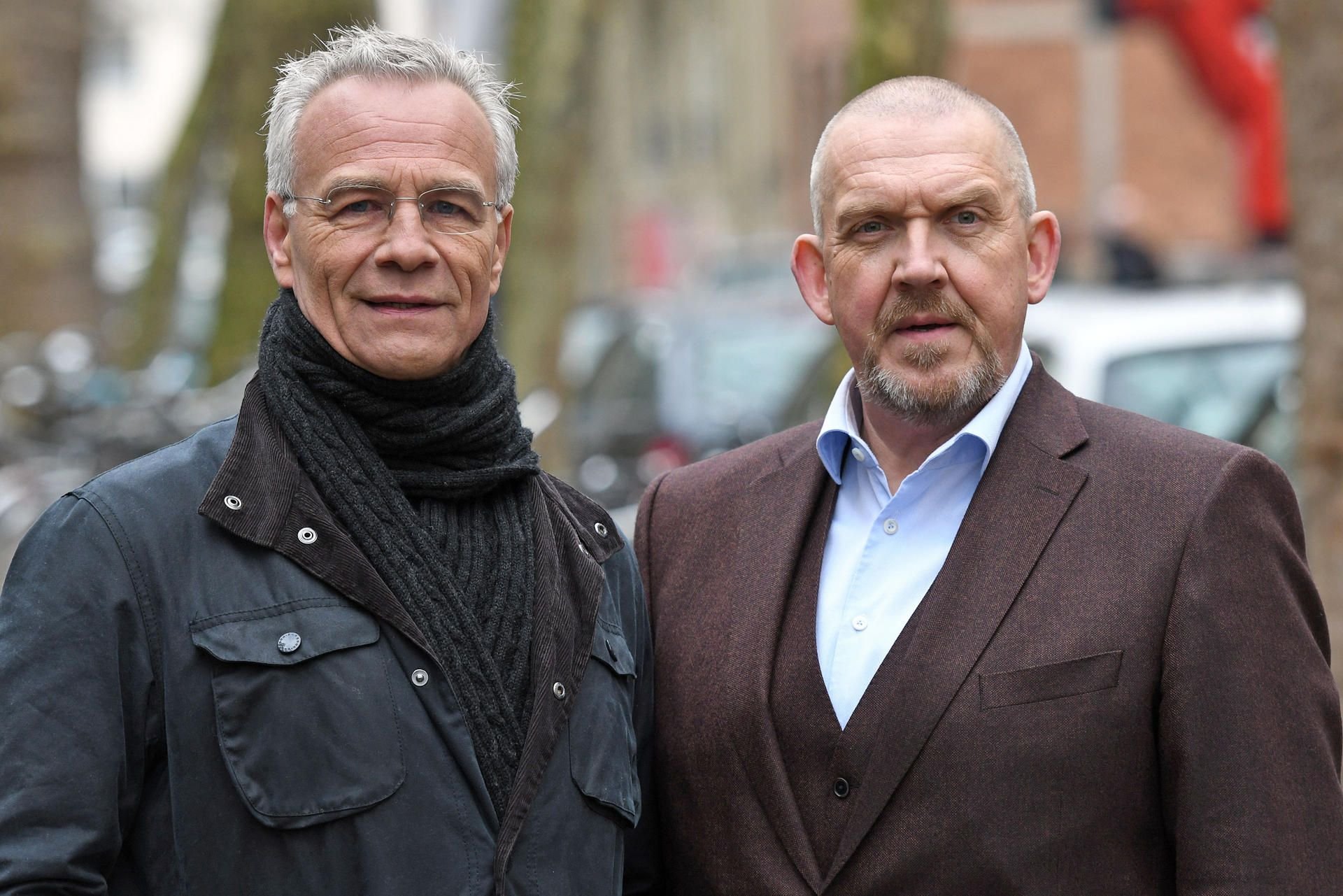 Die Schauspieler Klaus J. Behrendt (in der Rolle des Max Ballauf, l) und Dietmar Bär (als Freddy Schenk, r) bei einem Fototermin in Köln