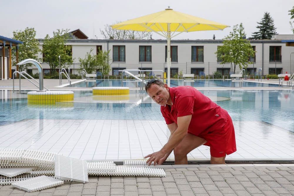 Jens Reick bei den letzten Arbeiten vor der Eröffnung des Bad Lauchstädter Freibades