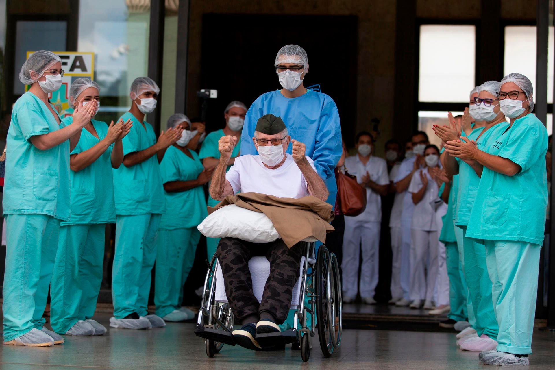 Brasilia: Ermando Armelindo Piveta (M), ein 99-jähriger Kriegsveteran, wird aus dem Armeekrankenhaus entlassen.