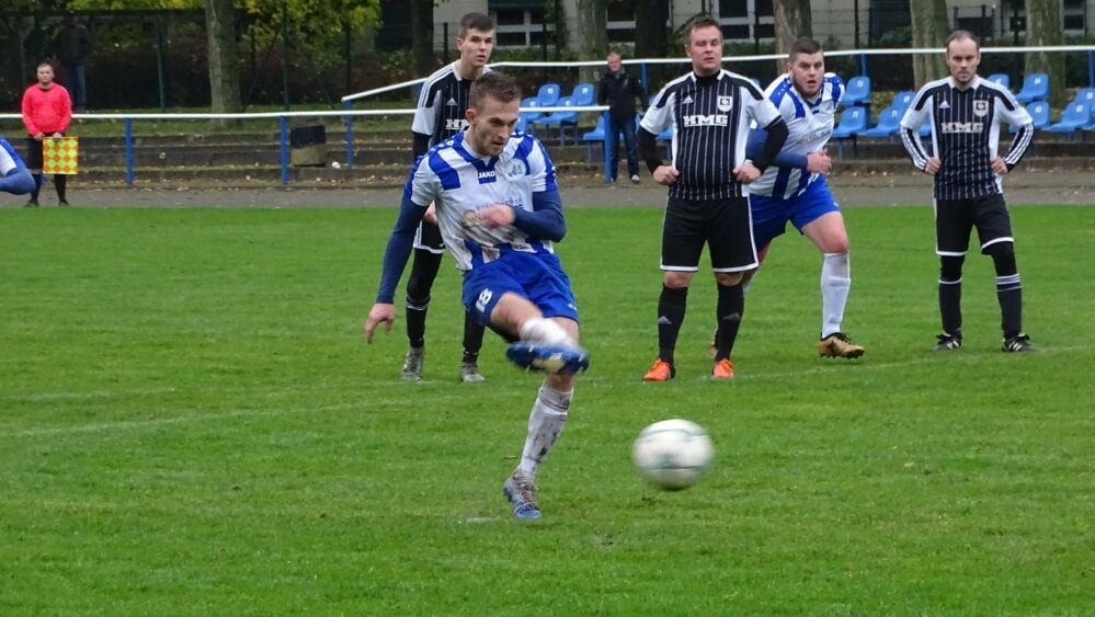 Lucas Heise bei dem verschossenen Elfmeter.