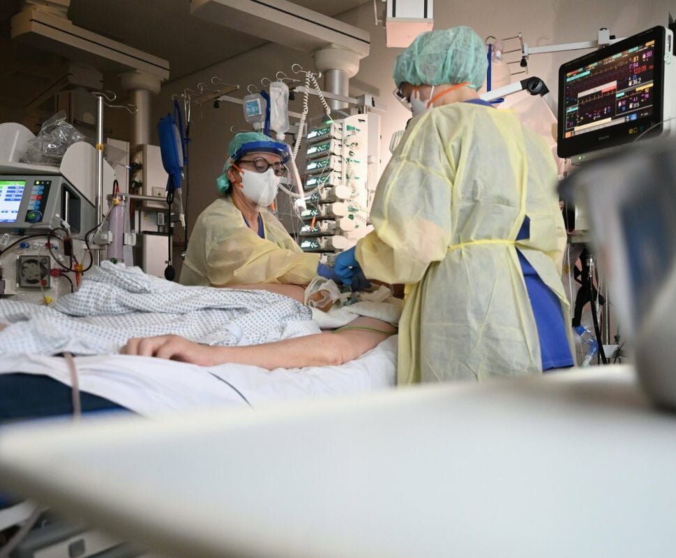 Pflegekräfte betreuen einen Patienten in einer Klinik.