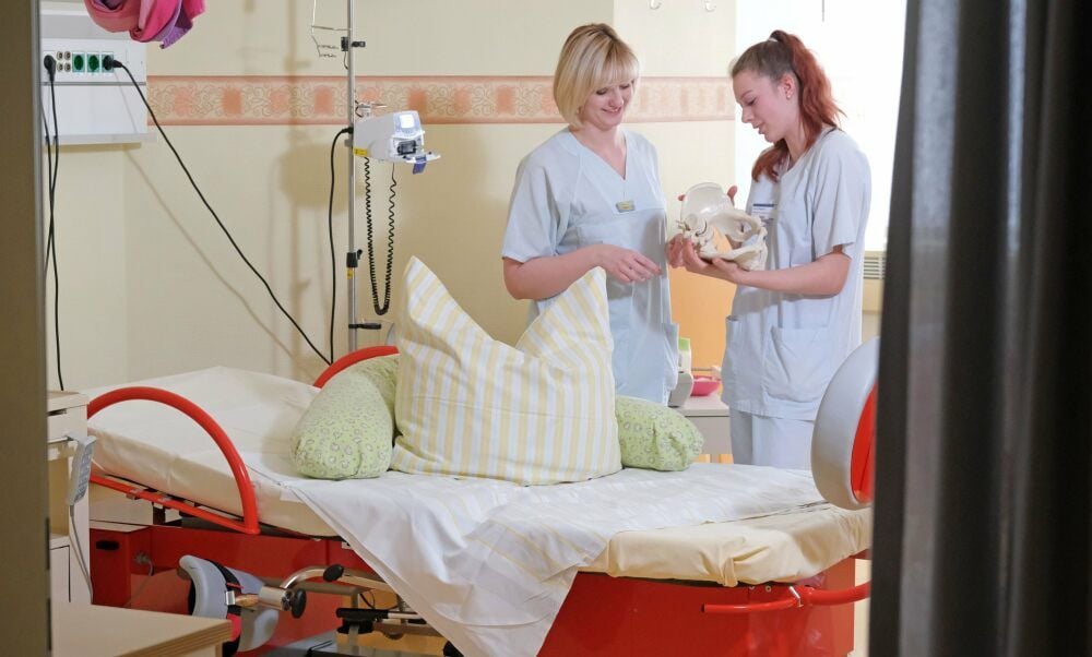 Praxisanleiterin Josephine Kaden (l.) und Hebammen-Auszubildende Alina Steglich arbeiteten bis zur Schließung in der Bitterfelder Klinik.