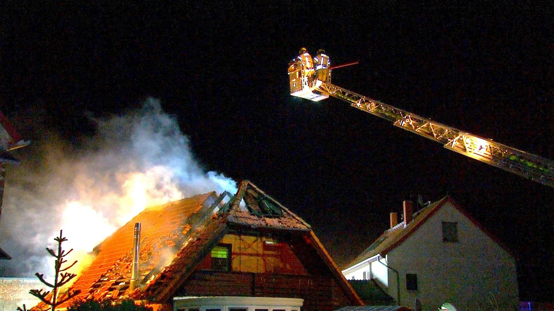Die Feuerwehr kämpfte in der Nacht gegen einen Dachstuhlbrand in Groß Ammensleben (Landkreis Börde).